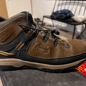 Keen boys hiking boots